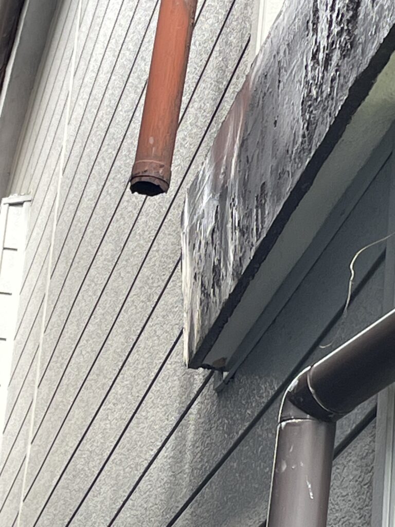 大阪府豊中市のM様邸にて雨樋工事を行いました。